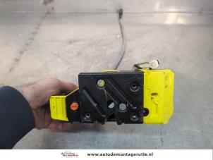 O199761 Gebruikte portierslot mechaniek 4deurs links-achter Volvo XC90