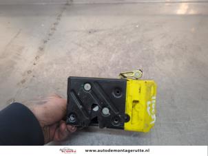 O199771 Gebruikte portierslot mechaniek 4deurs links-voor Volvo XC90