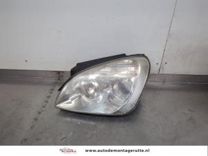 O199870 Gebruikte koplamp links Kia Carens