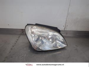 O199871 Gebruikte rechter koplamp Kia Carens