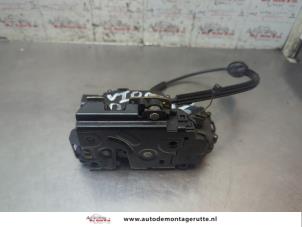 O200009 Gebruikte deurslot mechaniek 4deurs links-achter Volkswagen Passat