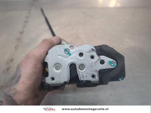O200224 Gebruikte slotmechaniek portier 4deurs links-achter Opel Insignia