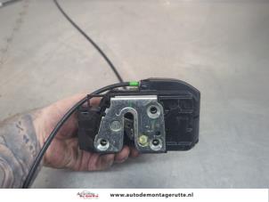 O200241 Gebruikte deurslot mechaniek 2deurs rechts Nissan Micra