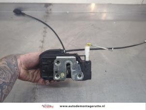O200240 Gebruikte portierslot mechaniek 2deurs links Nissan Micra