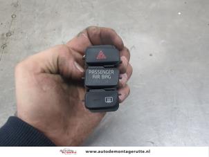 O200397 Gebruikte alarmlicht schakelaar Volkswagen UP