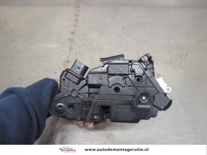 O200407 Gebruikte deurslot mechaniek 4deurs links-voor Volkswagen UP
