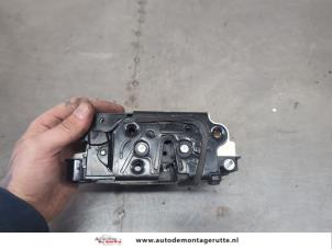 O200408 Gebruikte slotmechaniek portier 4deurs links-achter Volkswagen UP
