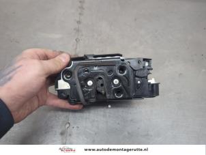 O200409 Gebruikte slotmechaniek portier 4deurs rechts-achter Volkswagen UP