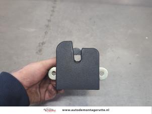 O200415 Gebruikte slotmechaniek achterklep Volkswagen UP