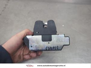 O200443 Gebruikte achterklep slotmechaniek Peugeot 208