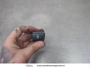 O200447 Gebruikte schakelaar centr. deurvergrendeling Peugeot 208