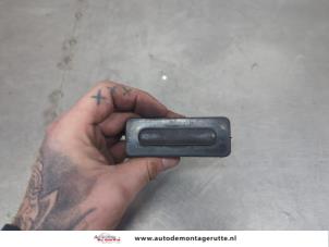 O200471 Gebruikte schakelaar achterklep Peugeot 208