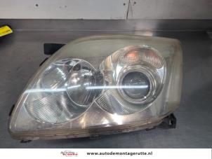 O200523 Gebruikte koplamp links Toyota Avensis