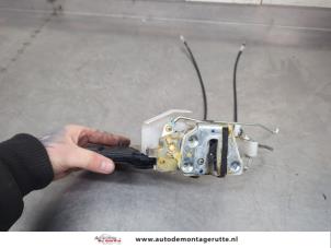 O200603 Gebruikte deurslot mechaniek 4deurs links-voor Nissan Pixo
