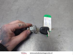 O200608 Gebruikte portierslot cilinder links Nissan Pixo