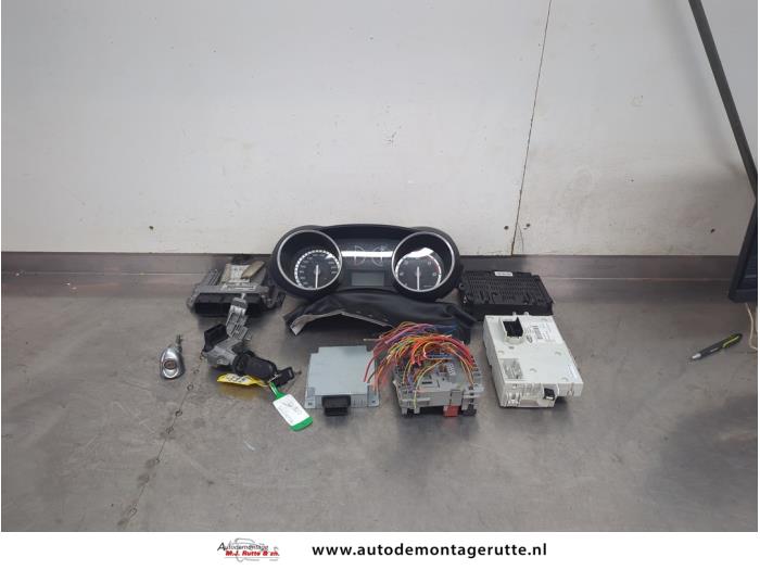 Gebruikte Kontaktslot + computer Alfa Romeo Giulietta (940) 2.0 JTDm 16V 140 Prijs € 175,00 Margeregeling aangeboden door Autodemontage M.J. Rutte B.V.