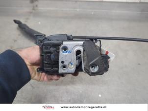 O200858 Gebruikte portierslot mechaniek 4deurs links-achter Renault Megane