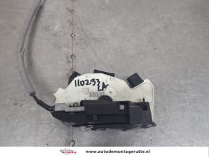 O201073 Gebruikte slotmechaniek portier 4deurs links-achter Volkswagen UP