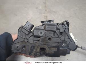 O201074 Gebruikte deurslot mechaniek 4deurs links-voor Volkswagen UP