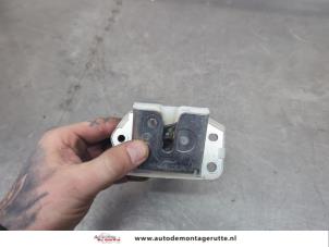 O201100 Gebruikte slotmechaniek achterklep Opel Agila