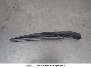 O201101 Gebruikte ruitenwisserarm achter Opel Agila