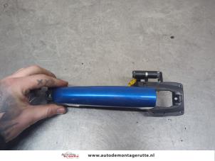 O201113 Gebruikte portiergreep 4deurs links-voor Opel Agila
