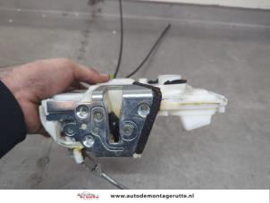 O201116 Gebruikte slotmechaniek portier 4deurs rechts-voor Opel Agila