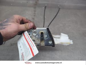 O201118 Gebruikte slotmechaniek portier 4deurs links-voor Opel Agila