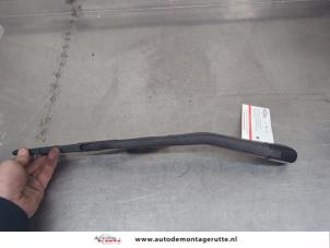 O201329 Gebruikte ruitenwisserarm achter Nissan Micra
