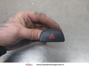 O201349 Gebruikte paniekverlichtings schakelaar Nissan Micra