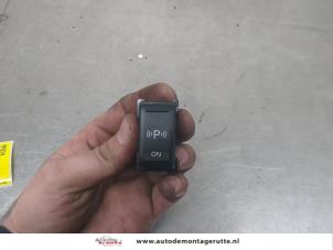 O201351 Gebruikte pdc schakelaar Nissan Micra