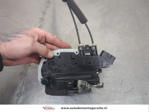 O201371 Gebruikte deurslot mechaniek 4deurs rechts-voor Nissan Micra