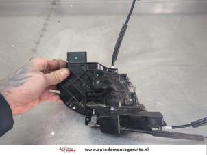 O201404 Gebruikte deurslot mechaniek 4deurs links-voor Landrover Discovery