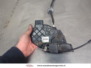 O201406 Gebruikte deurslot mechaniek 4deurs links-achter Landrover Discovery