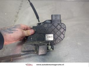 O201407 Gebruikte deurslot mechaniek 4deurs rechts-voor Landrover Discovery