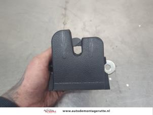 O201485 Gebruikte slotmechaniek achterklep Volkswagen Polo