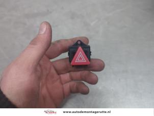 O201702 Gebruikte alarmlicht schakelaar Audi A2