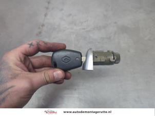 O201782 Gebruikte cilinderslot portier links Renault Modus