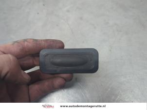 O201873 Gebruikte schakelaar achterklep Renault Clio