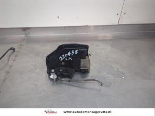O201939 Gebruikte deurslot mechaniek 2deurs links Suzuki Swift