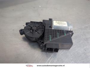 O202047 Gebruikte raammotor portier Volkswagen Polo