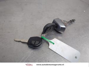 O202056 Gebruikte deurslot cilinder links Suzuki Swift