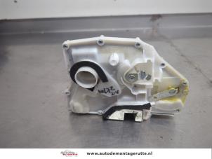 O202060 Gebruikte deurslot mechaniek 2deurs links Suzuki Swift