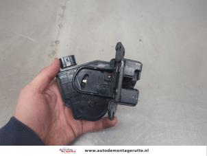 O202150 Gebruikte achterklep slotmechaniek Toyota IQ