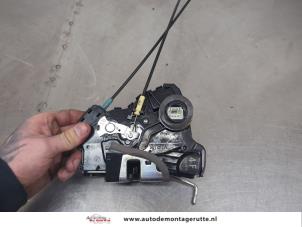 O202161 Gebruikte portierslot mechaniek 2deurs rechts Toyota IQ