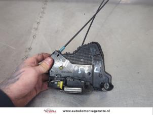 O202162 Gebruikte slotmechaniek portier 2deurs links Toyota IQ