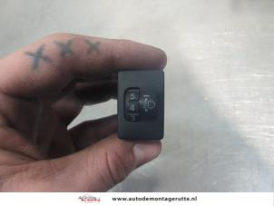 O202194 Gebruikte schakelaar koplamp ihv Toyota IQ