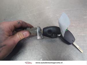 O202210 Gebruikte cilinderslot portier links Renault Modus