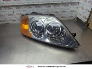 O202305 Gebruikte rechter koplamp Hyundai Coupe