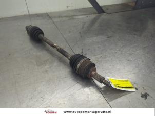 O202446 Gebruikte steekas links-voor Suzuki Swift